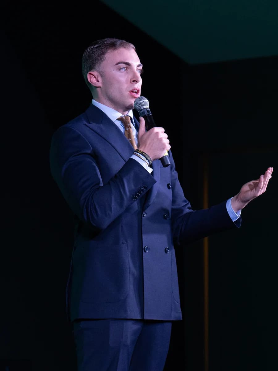 Emanuel Lacitignola al microfono mentre spiega, rivolto alla platea