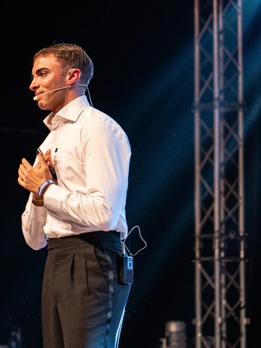 Emanuel Lacitignola sul palco con il microfono ad archetto e le luci di scena
